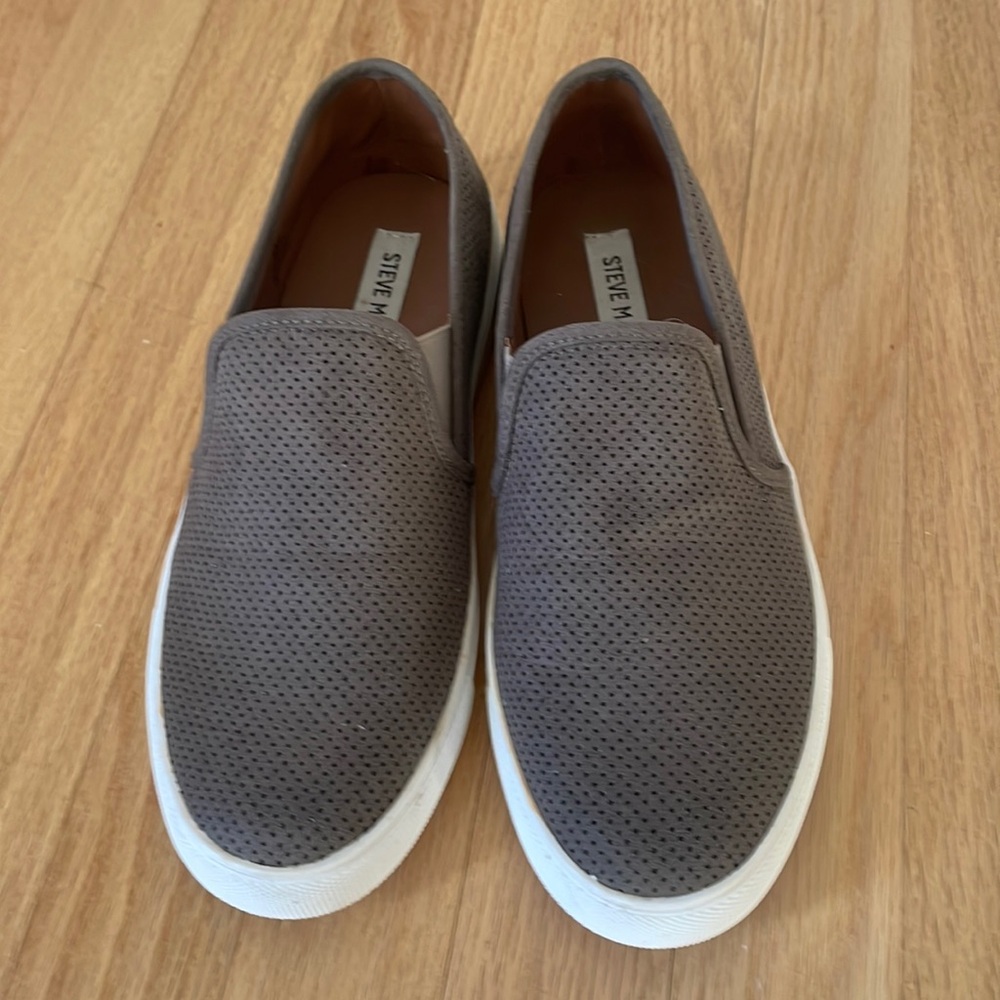 STEVE MADDEN Women’s slip sneakers, size 8
